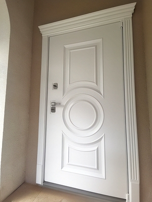 Белая термодверь с карнизом и багетом Белая термодверь с карнизом и багетом